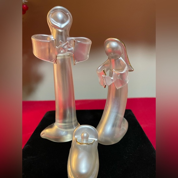 Livingquarters 3 Piece Nativity Set in Black Velvet Box - Picture 1 of 8